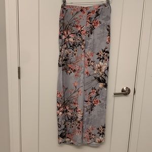 Floral wide legged pants with slit